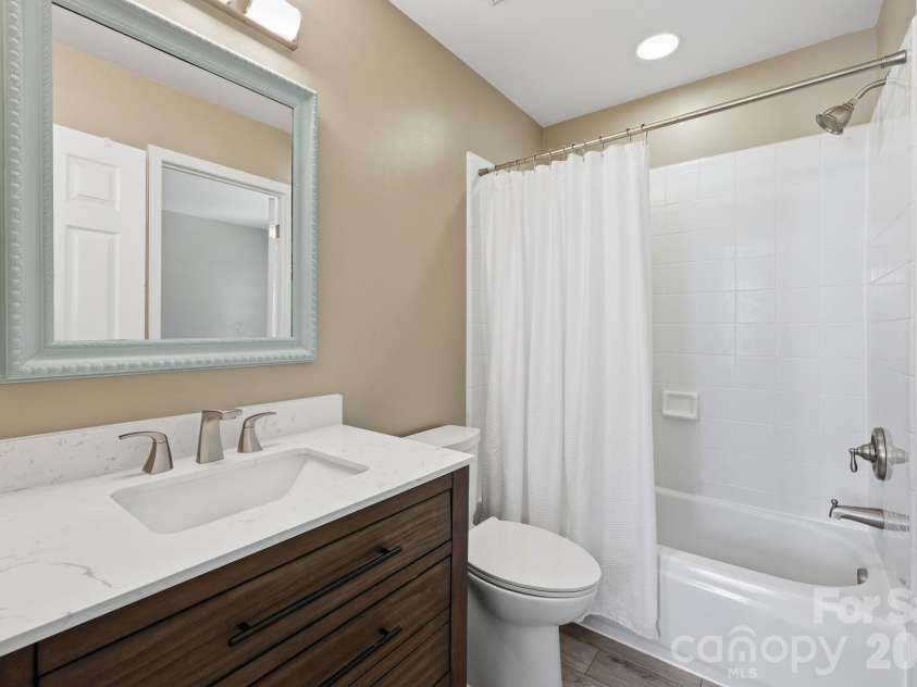 15704 Framingham Lane, Huntersville, NC 28078.  MLS# CAR4384574, YatesRealty ID 27020. Secondary full bathroom