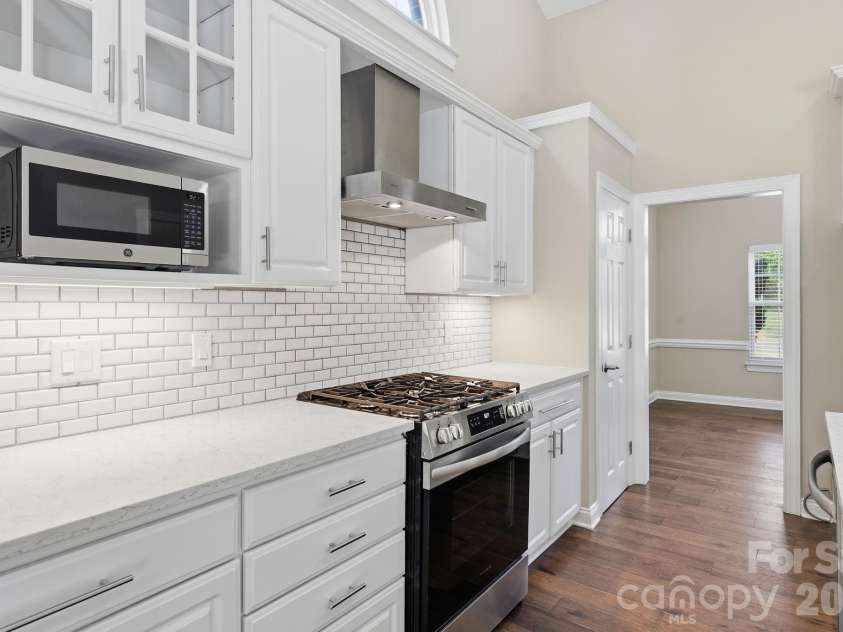 15704 Framingham Lane, Huntersville, NC 28078.  MLS# CAR4384574, YatesRealty ID 27020. Stainless steel appliances and abundant cabinetry