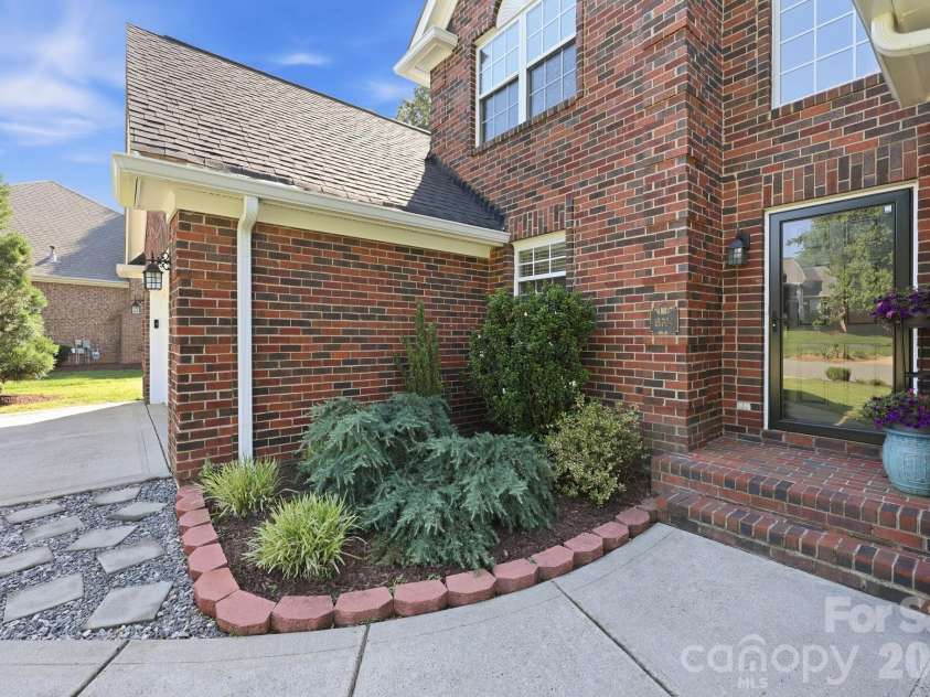 15704 Framingham Lane, Huntersville, NC 28078.  MLS# CAR4384574, YatesRealty ID 27020. Welcoming front entry 