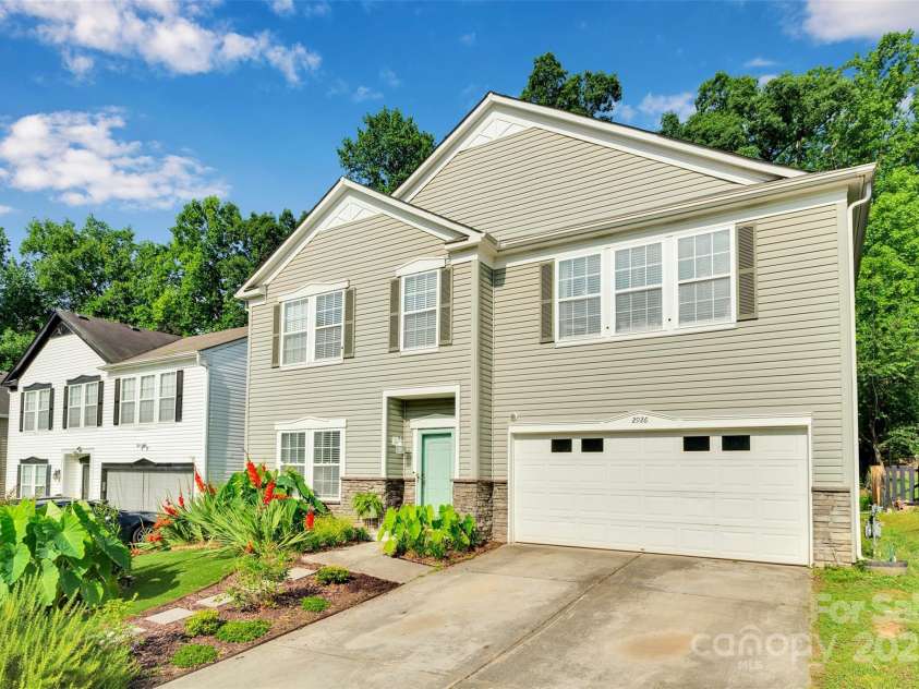 2926 Royal Fern Lane, Charlotte, NC 28215.  MLS# CAR4273408, YatesRealty ID 27020. 