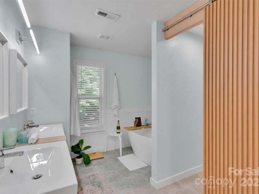 2926 Royal Fern Lane, Charlotte, NC 28215.  MLS# CAR4273408, YatesRealty ID 27020. 