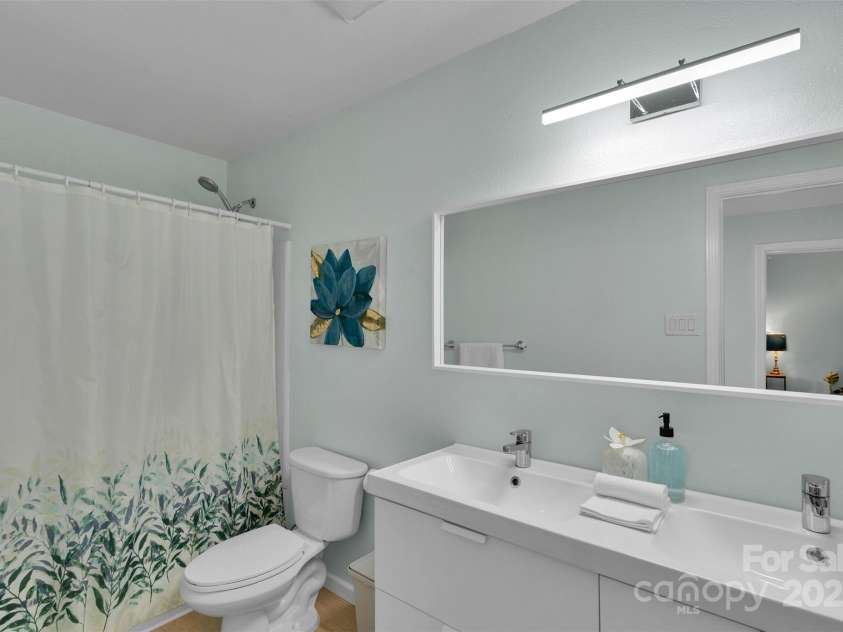 2926 Royal Fern Lane, Charlotte, NC 28215.  MLS# CAR4273408, YatesRealty ID 27020. 