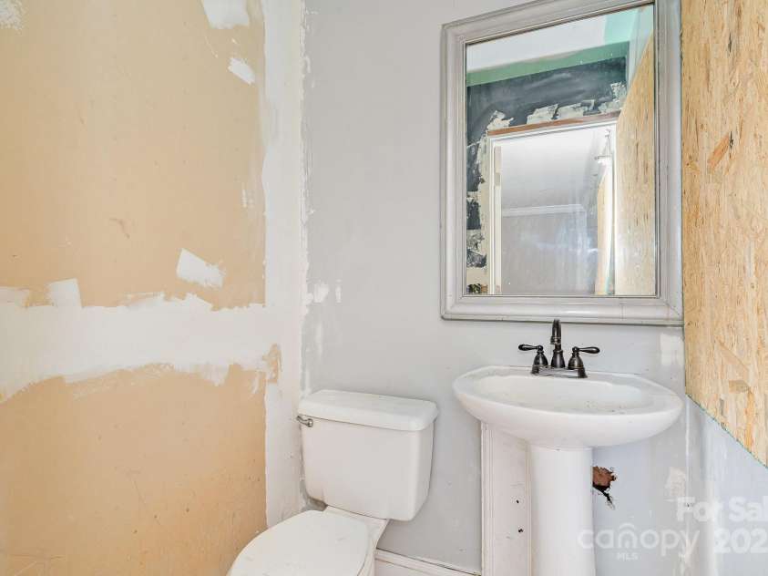 112 Whitley Drive, Smithfield, NC 27577.  MLS# CAR4282192, YatesRealty ID 27022. 