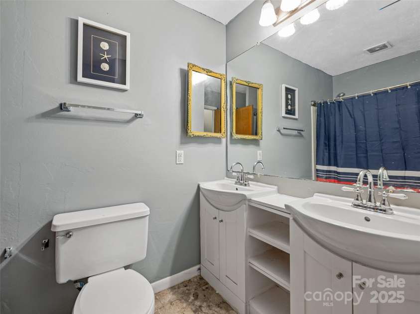 131 Maywood Road, Hendersonville, NC 28792.  MLS# CAR4282277, YatesRealty ID 27023. Full Bath in Hallway