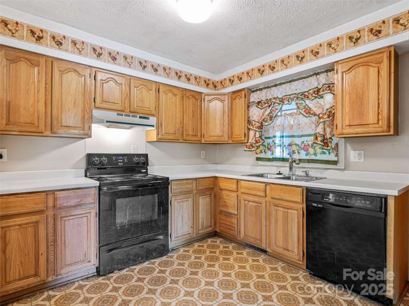 131 Maywood Road, Hendersonville, NC 28792.  MLS# CAR4282277, YatesRealty ID 27023. Kitchen
