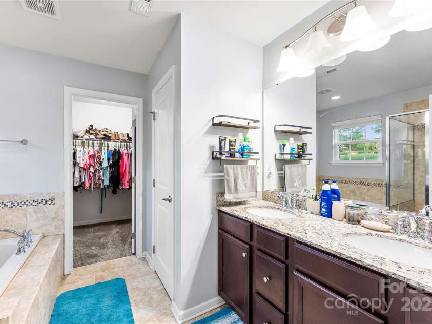 865 Wingthorn Rose Drive, Gastonia, NC 28056.  MLS# CAR4255402, YatesRealty ID 27024. 