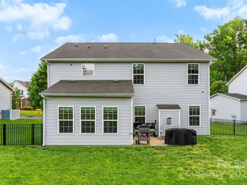 865 Wingthorn Rose Drive, Gastonia, NC 28056.  MLS# CAR4255402, YatesRealty ID 27024. 