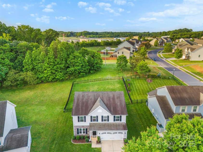 865 Wingthorn Rose Drive, Gastonia, NC 28056.  MLS# CAR4255402, YatesRealty ID 27024. 