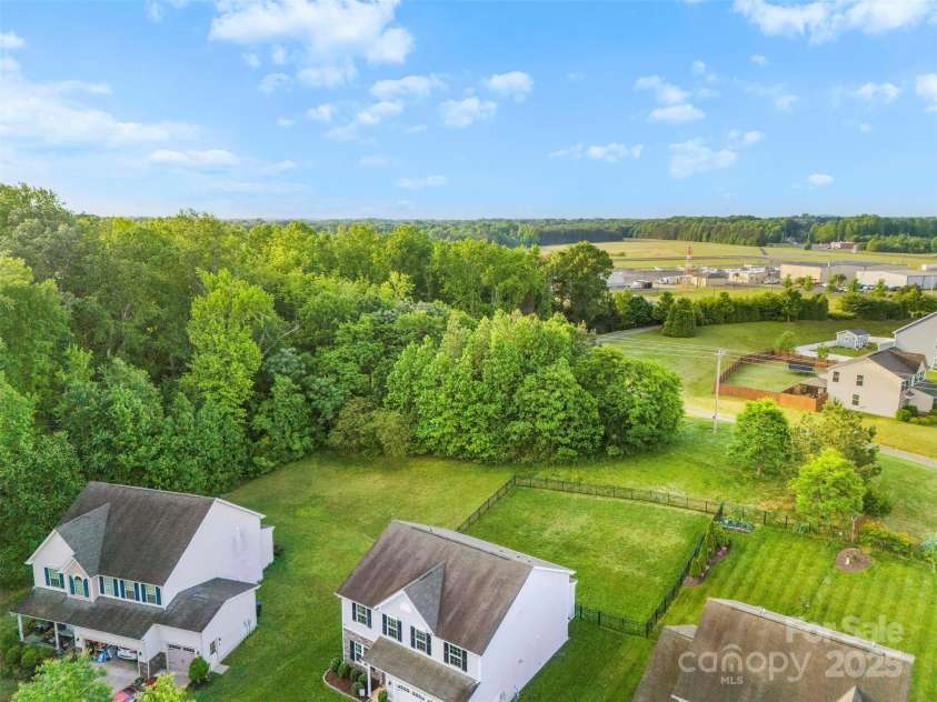 865 Wingthorn Rose Drive, Gastonia, NC 28056.  MLS# CAR4255402, YatesRealty ID 27024. 