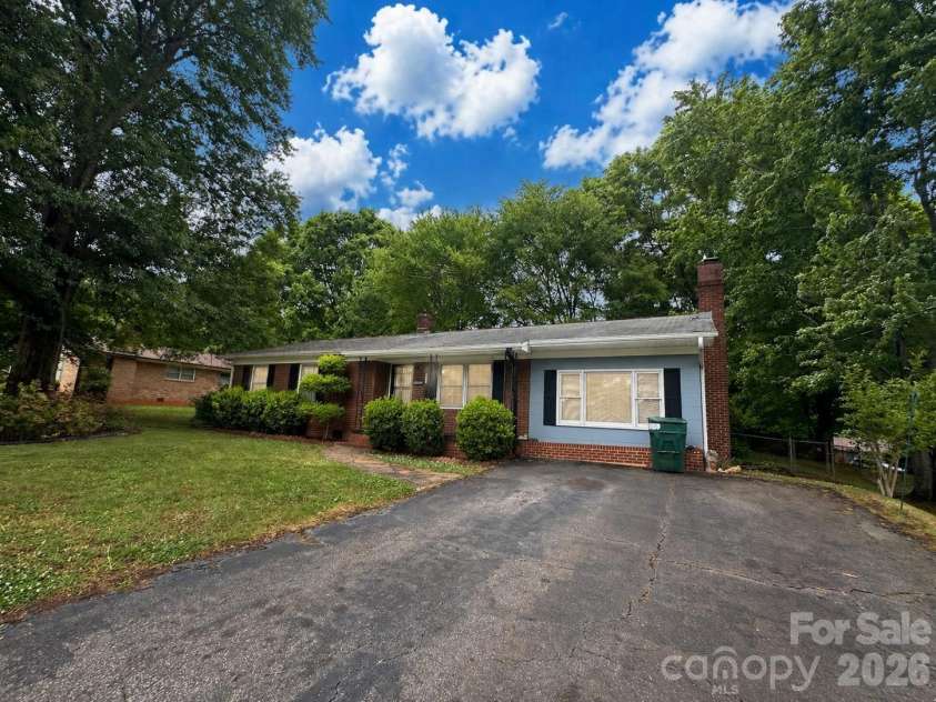 406 L Street, Newton, NC 28658.  MLS# CAR4376383, YatesRealty ID 27025. 