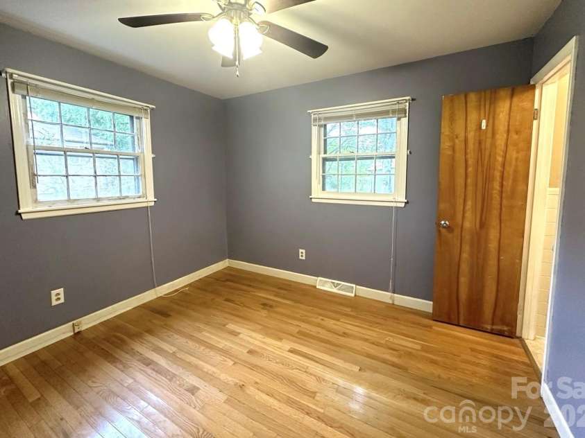 406 L Street, Newton, NC 28658.  MLS# CAR4376383, YatesRealty ID 27025. 