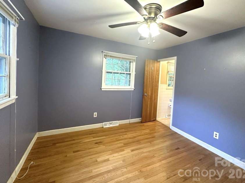 406 L Street, Newton, NC 28658.  MLS# CAR4376383, YatesRealty ID 27025. 