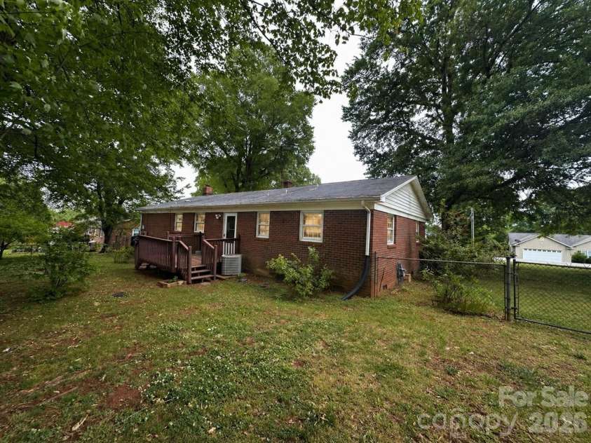 406 L Street, Newton, NC 28658.  MLS# CAR4376383, YatesRealty ID 27025. 