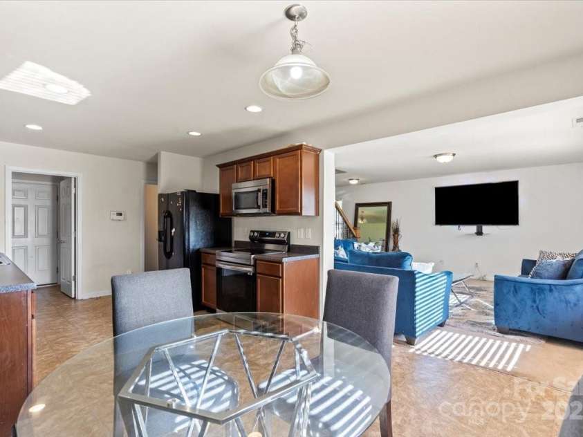 7136 Bullock Drive, Charlotte, NC 28214.  MLS# CAR4272820, YatesRealty ID 27025. Breakfast Area