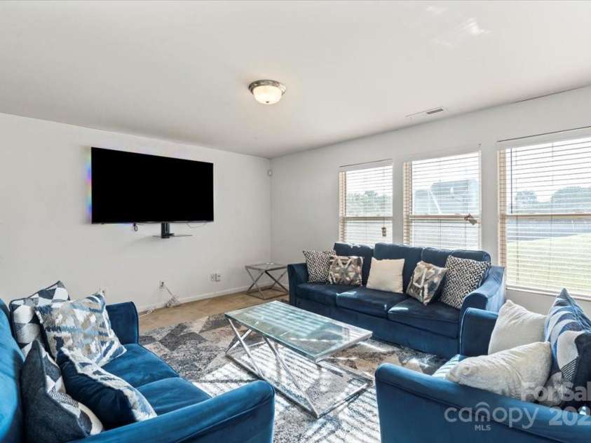 7136 Bullock Drive, Charlotte, NC 28214.  MLS# CAR4272820, YatesRealty ID 27025. Family Room