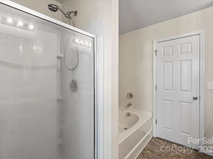 7136 Bullock Drive, Charlotte, NC 28214.  MLS# CAR4272820, YatesRealty ID 27025. Seperate Tub/Shower