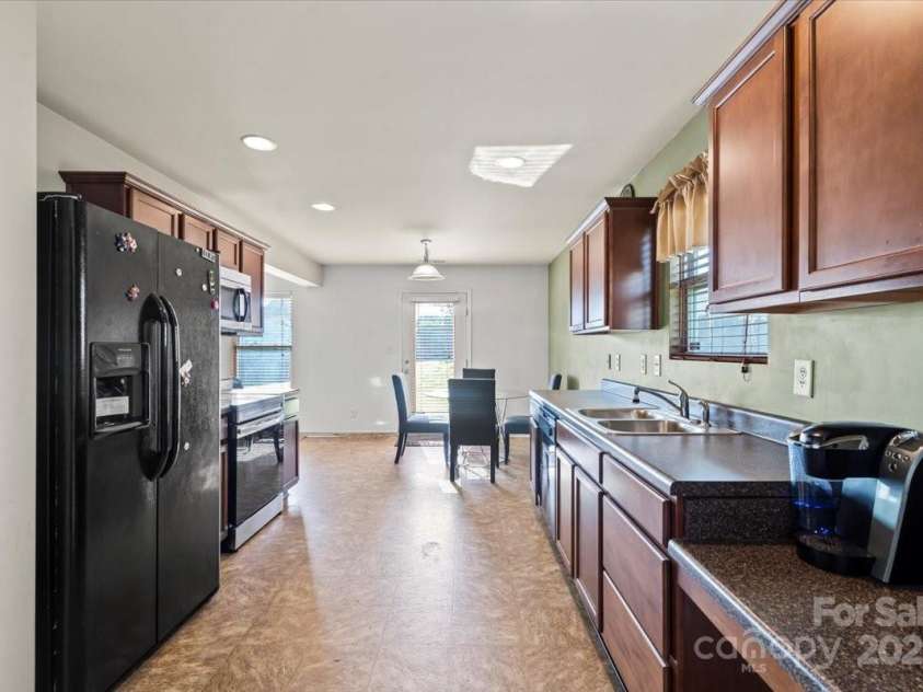 7136 Bullock Drive, Charlotte, NC 28214.  MLS# CAR4272820, YatesRealty ID 27025. Spacious Kitchen