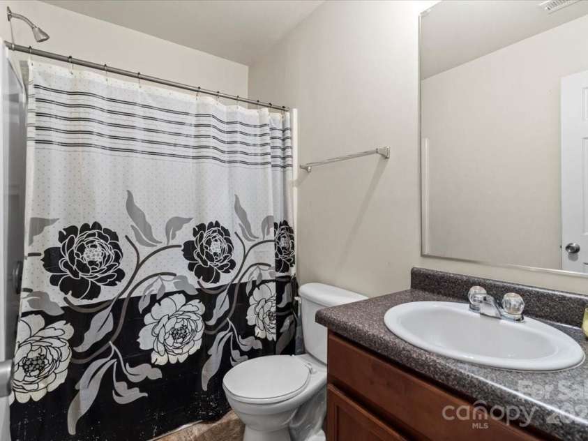 7136 Bullock Drive, Charlotte, NC 28214.  MLS# CAR4272820, YatesRealty ID 27025. Upstairs Full Bath