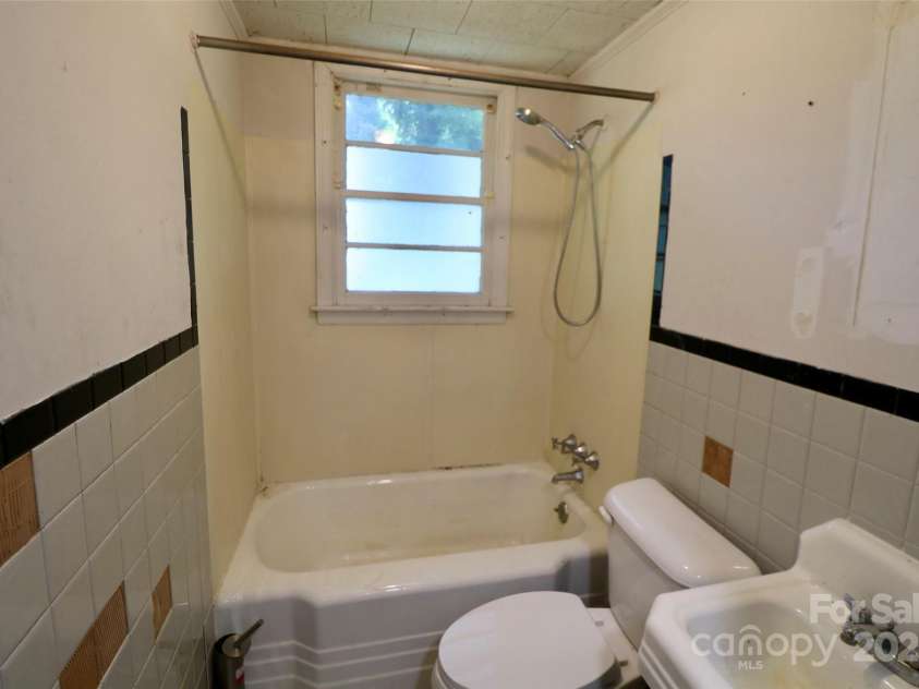 2204 Morton Avenue, Gastonia, NC 28052.  MLS# CAR4281883, YatesRealty ID 27026. 