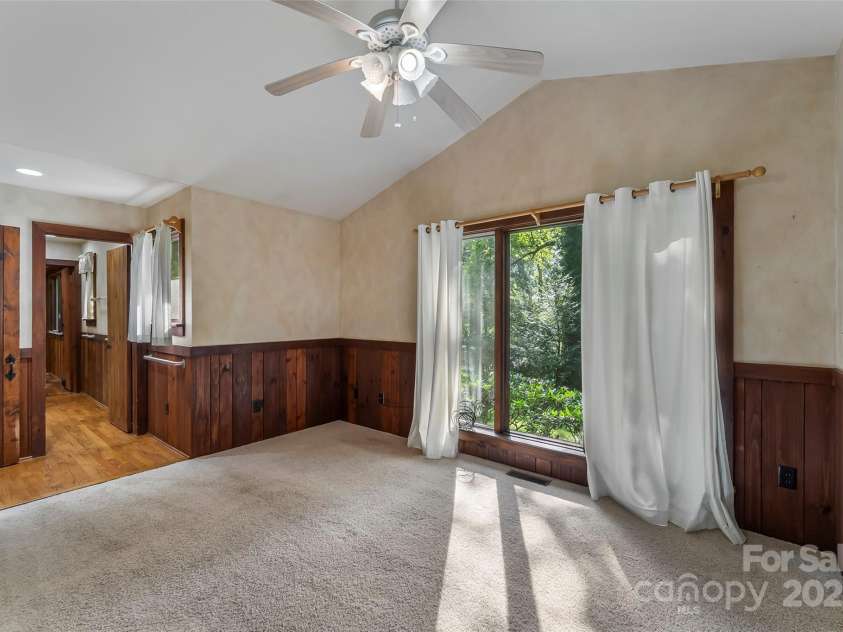 17 Park Road, Asheville, NC 28803.  MLS# CAR4278105, YatesRealty ID 27028. 2nd bedroom w/ attached full bath