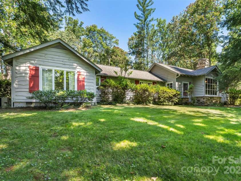 17 Park Road, Asheville, NC 28803.  MLS# CAR4278105, YatesRealty ID 27028. Beautiful front yard presents a wonderful blend of sun and shade.