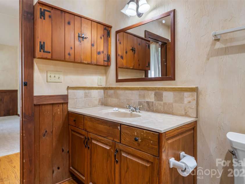 17 Park Road, Asheville, NC 28803.  MLS# CAR4278105, YatesRealty ID 27028. Full bath between kitchen/living area and 2nd bedroom