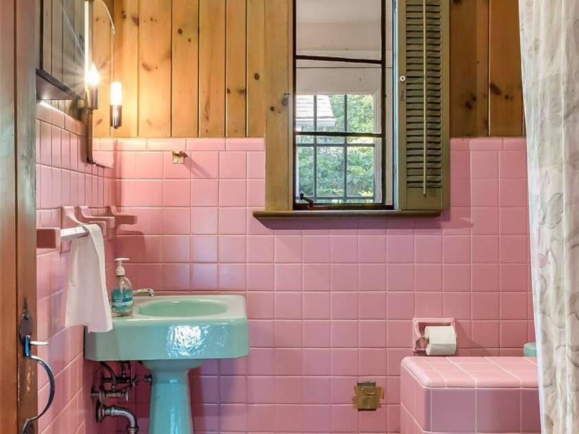 17 Park Road, Asheville, NC 28803.  MLS# CAR4278105, YatesRealty ID 27028. Full bath in hallway outside of 3rd bedroom.