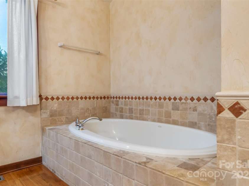 17 Park Road, Asheville, NC 28803.  MLS# CAR4278105, YatesRealty ID 27028. Garden tub in primary bath
