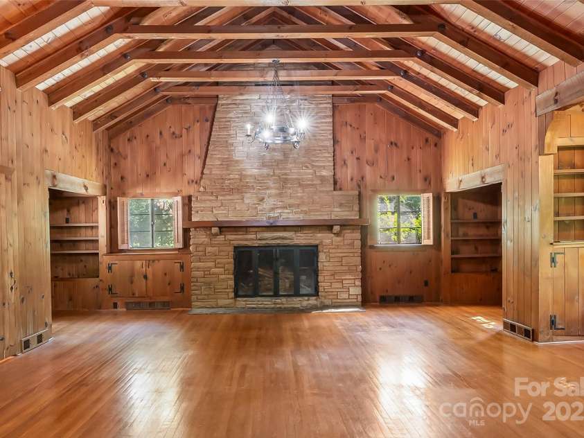 17 Park Road, Asheville, NC 28803.  MLS# CAR4278105, YatesRealty ID 27028. Magnificent wood-burning fireplace PLUS check out the nooks on each side in this amazing Great Room!