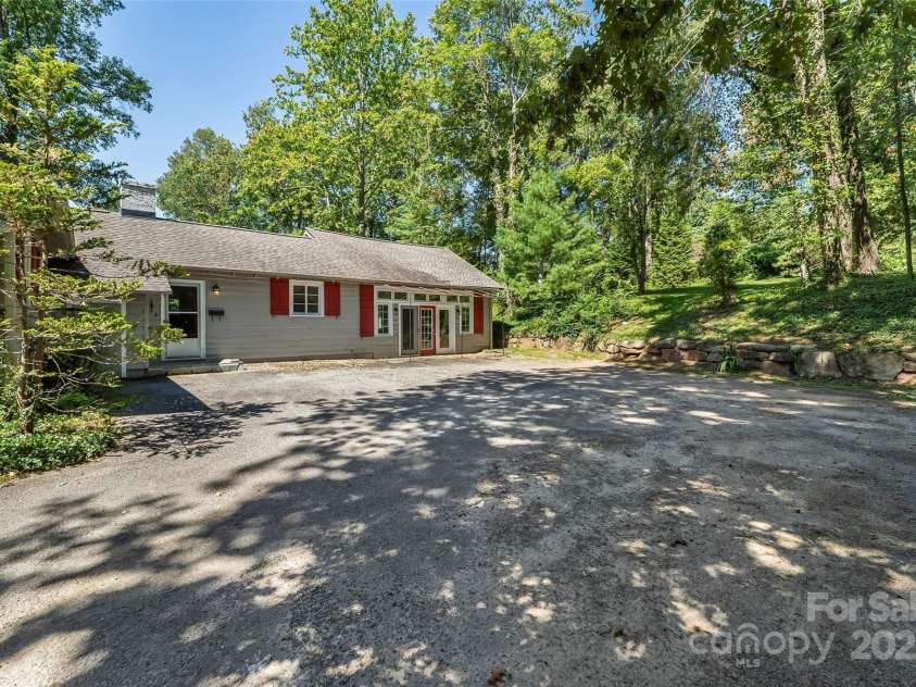 17 Park Road, Asheville, NC 28803.  MLS# CAR4278105, YatesRealty ID 27028. Plenty of turn-around space in this driveway!