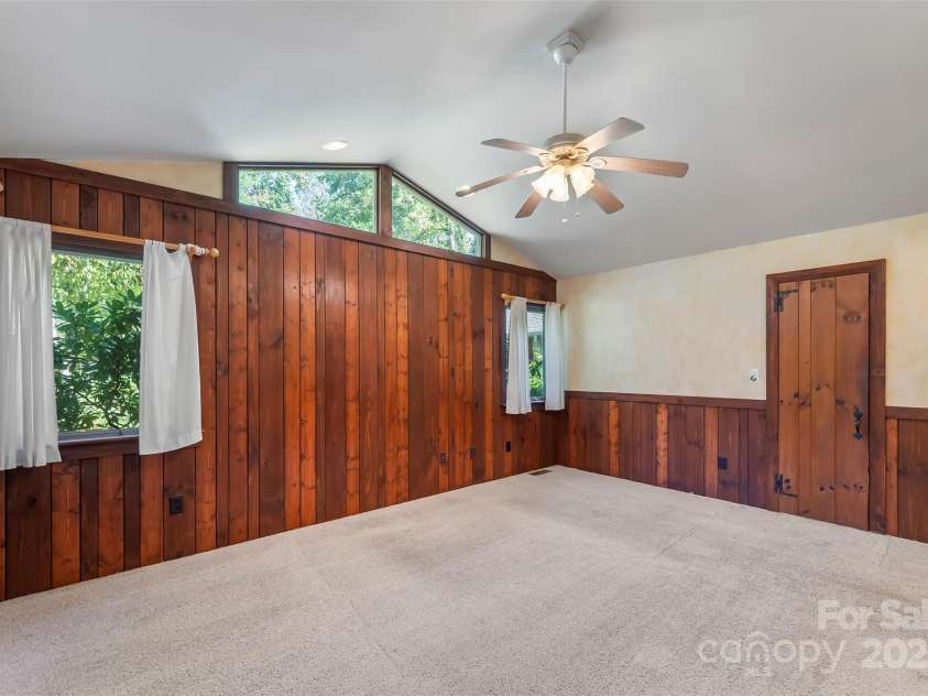 17 Park Road, Asheville, NC 28803.  MLS# CAR4278105, YatesRealty ID 27028. Primary bedroom suite with 2 walk-in closets