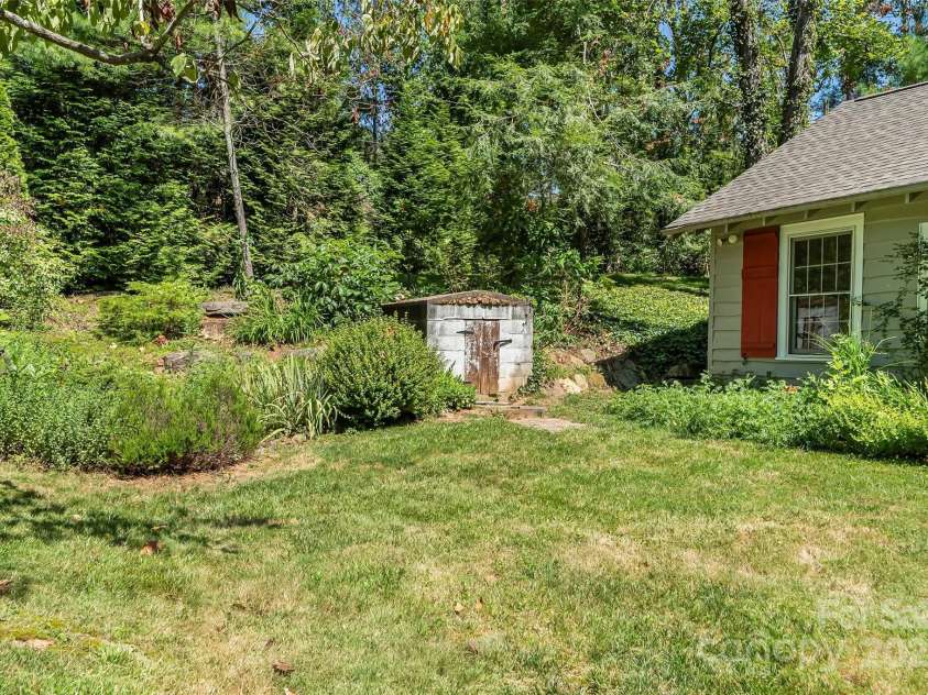 17 Park Road, Asheville, NC 28803.  MLS# CAR4278105, YatesRealty ID 27028. Small shed in back yard