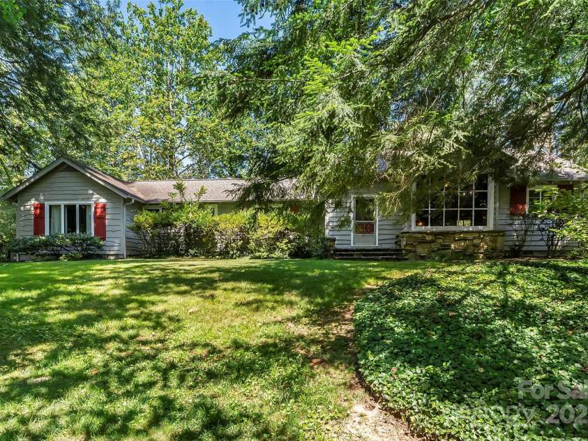 17 Park Road, Asheville, NC 28803.  MLS# CAR4278105, YatesRealty ID 27028. Welcome home to 17 Park Road!