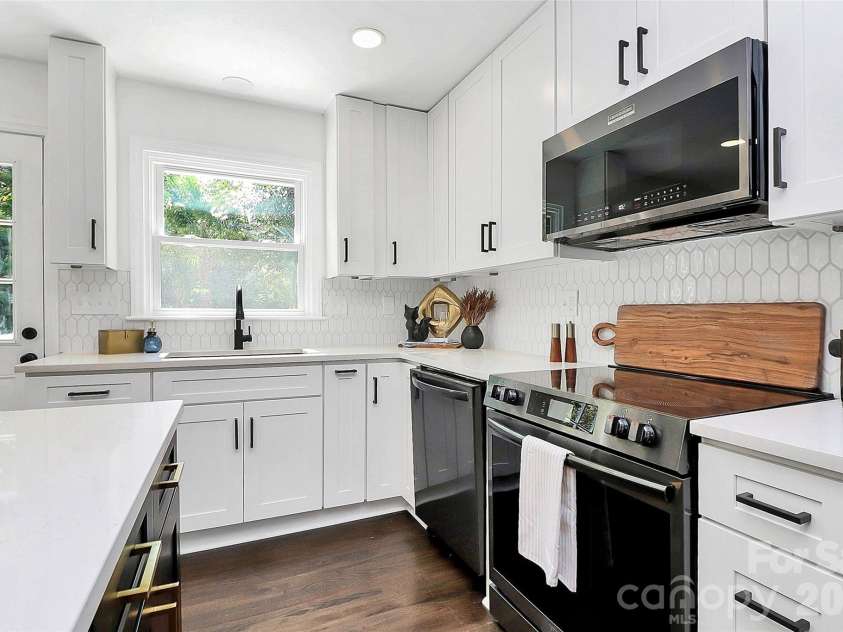 2038 Sandhurst Drive, Charlotte, NC 28205.  MLS# CAR4382619, YatesRealty ID 27029. 