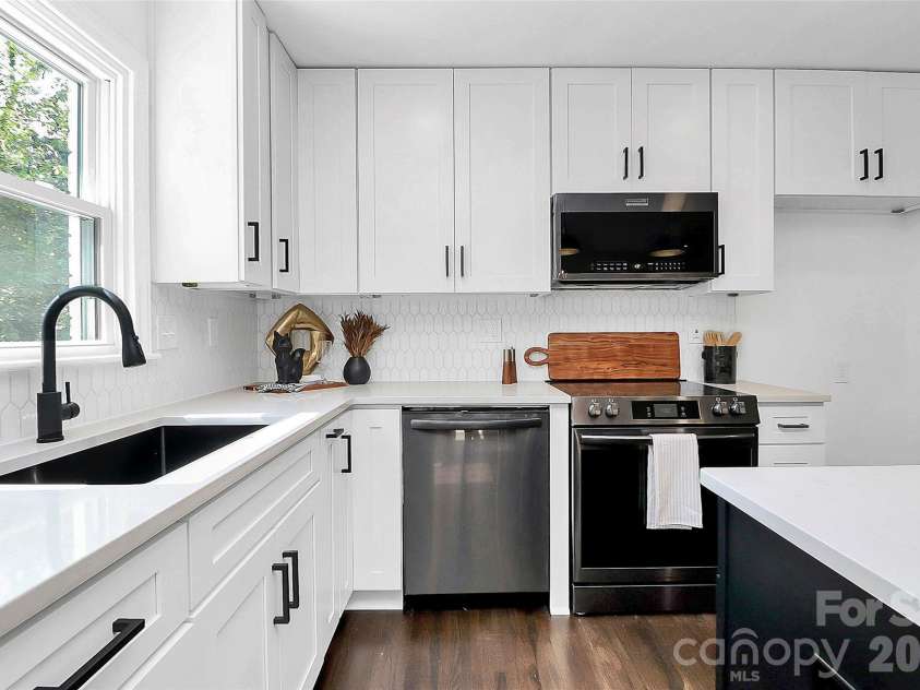 2038 Sandhurst Drive, Charlotte, NC 28205.  MLS# CAR4382619, YatesRealty ID 27029. 