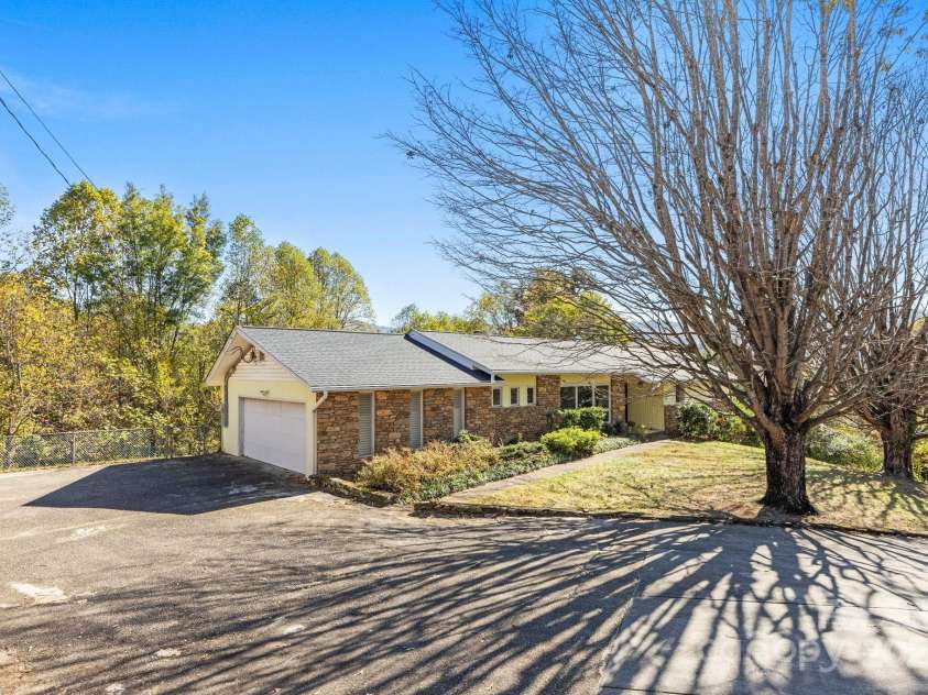 45 Crabapple Lane, Asheville, NC 28804.  MLS# CAR4311079, YatesRealty ID 2703. 