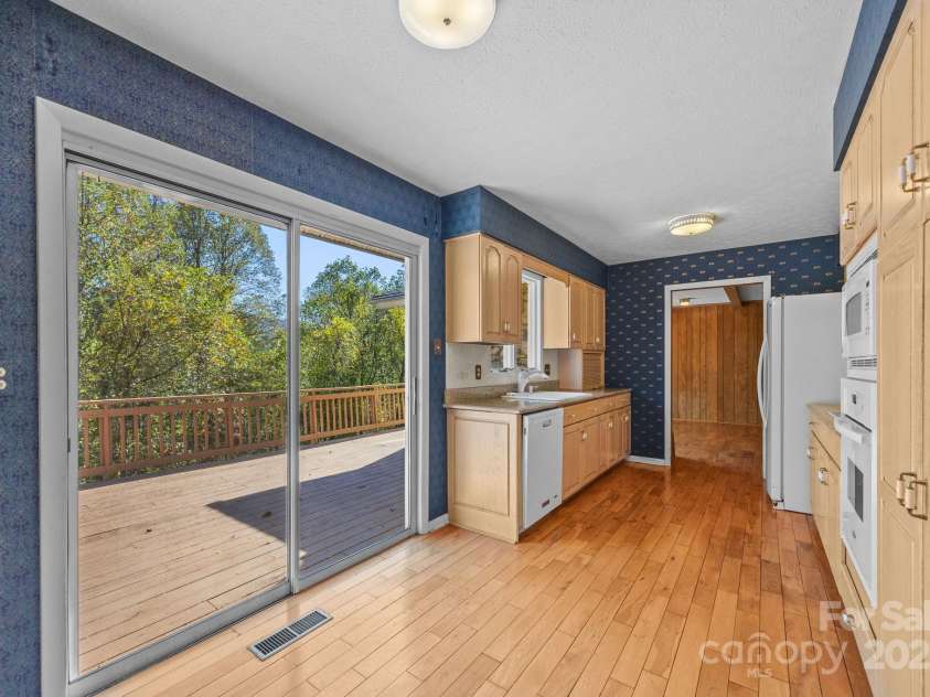 45 Crabapple Lane, Asheville, NC 28804.  MLS# CAR4311079, YatesRealty ID 2703. 