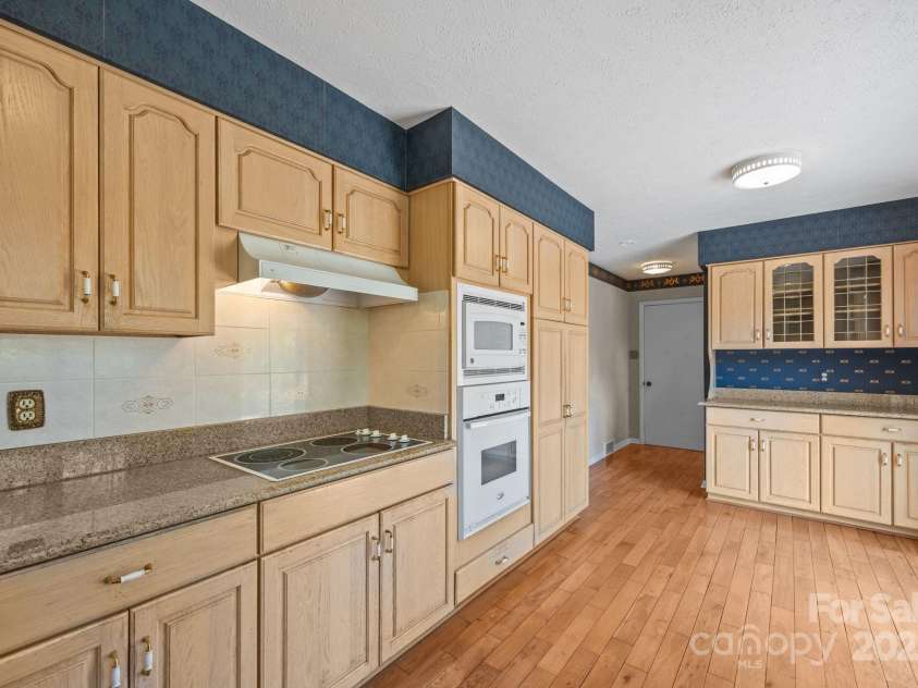 45 Crabapple Lane, Asheville, NC 28804.  MLS# CAR4311079, YatesRealty ID 2703. 