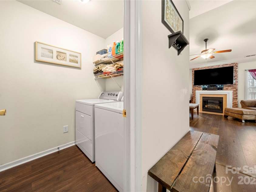 6708 Burning Oak Lane, Charlotte, NC 28216.  MLS# CAR4231591, YatesRealty ID 2703. Laundry room upon entrance