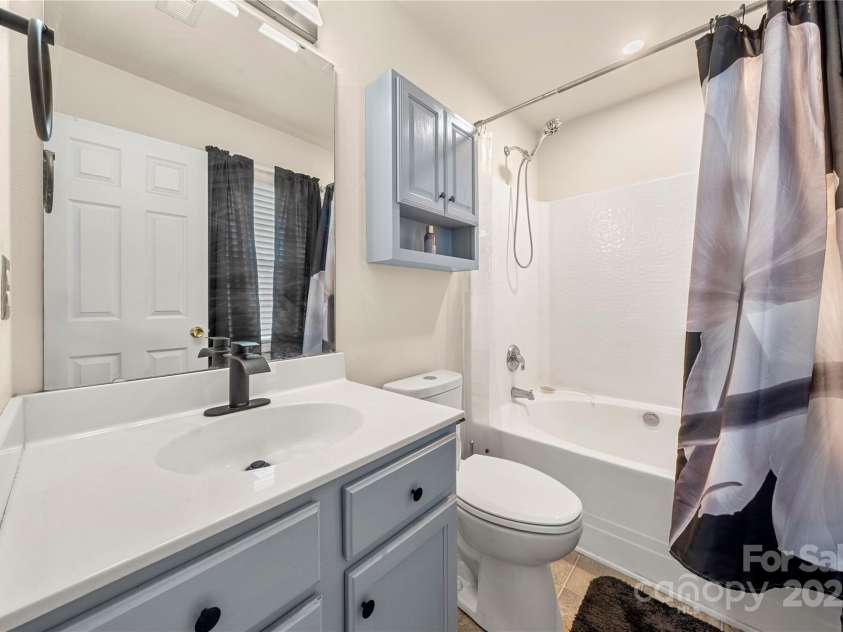 6708 Burning Oak Lane, Charlotte, NC 28216.  MLS# CAR4231591, YatesRealty ID 2703. Primary bath