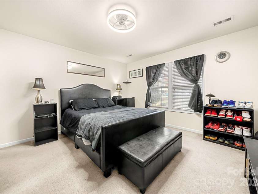 6708 Burning Oak Lane, Charlotte, NC 28216.  MLS# CAR4231591, YatesRealty ID 2703. Primary Suite