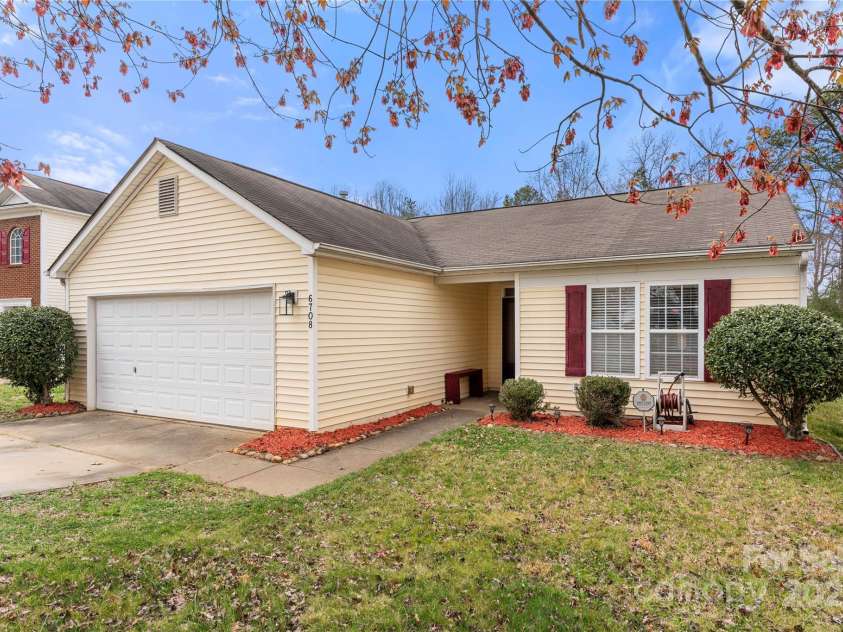6708 Burning Oak Lane, Charlotte, NC 28216.  MLS# CAR4231591, YatesRealty ID 2703. Welcome to 6708 Burning Oak Lane!