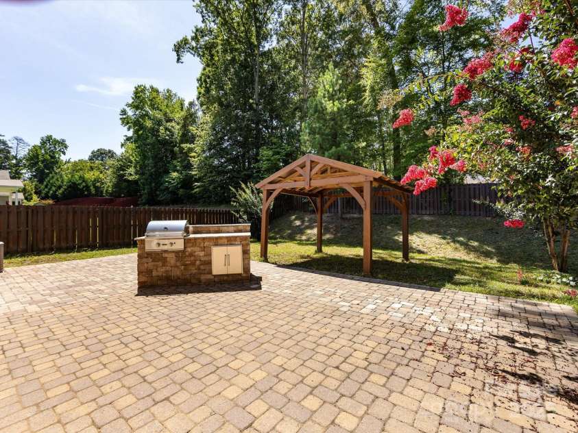 3306 Ringtail Lane, Charlotte, NC 28216.  MLS# CAR4282483, YatesRealty ID 27030. 
