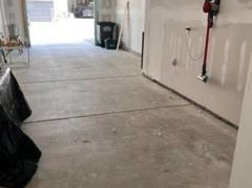 566 West End Drive, Charlotte, NC 28208.  MLS# CAR4359190, YatesRealty ID 27030. Garage2