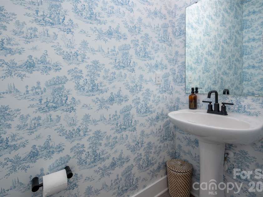 566 West End Drive, Charlotte, NC 28208.  MLS# CAR4359190, YatesRealty ID 27030. Half Bath