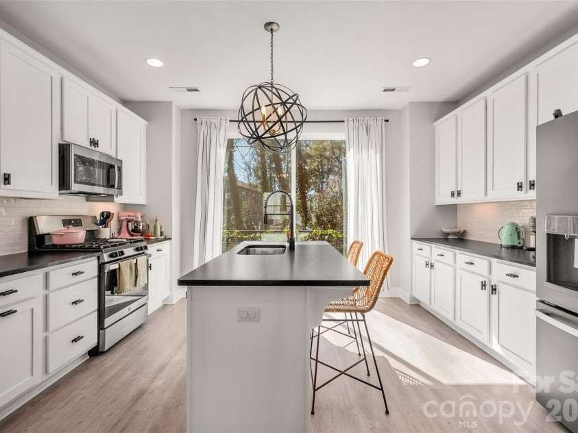 566 West End Drive, Charlotte, NC 28208.  MLS# CAR4359190, YatesRealty ID 27030. Lots of Cabinets