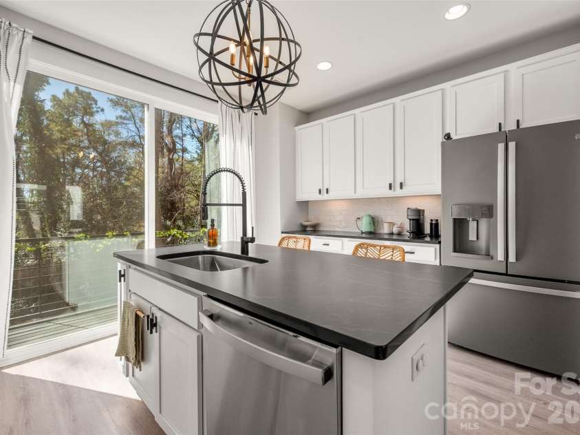 566 West End Drive, Charlotte, NC 28208.  MLS# CAR4359190, YatesRealty ID 27030. Stainless Steel Appliances