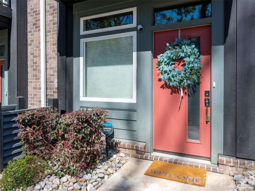 566 West End Drive, Charlotte, NC 28208.  MLS# CAR4359190, YatesRealty ID 27030. Welcome Home!
