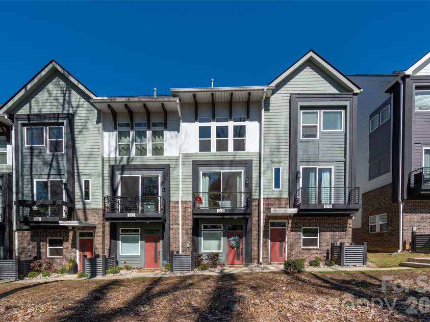 566 West End Drive, Charlotte, NC 28208.  MLS# CAR4359190, YatesRealty ID 27030. West End Towns