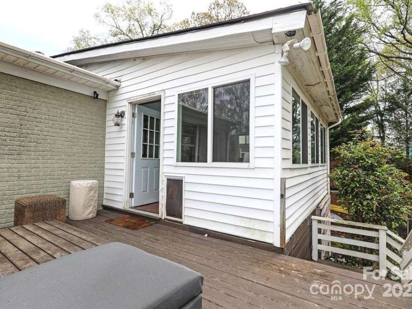 934 Herrin Avenue, Charlotte, NC 28205.  MLS# CAR4282525, YatesRealty ID 27031. 